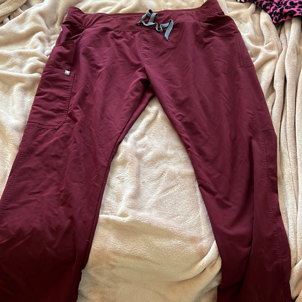 Figs maroon set